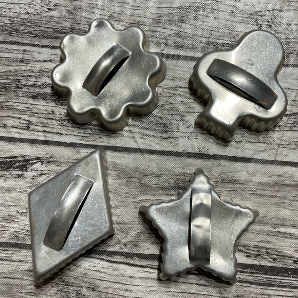 Set of 4 Vintage scallop edged ridges shape shortbread cookie cutters guc - Picture 2 of 4